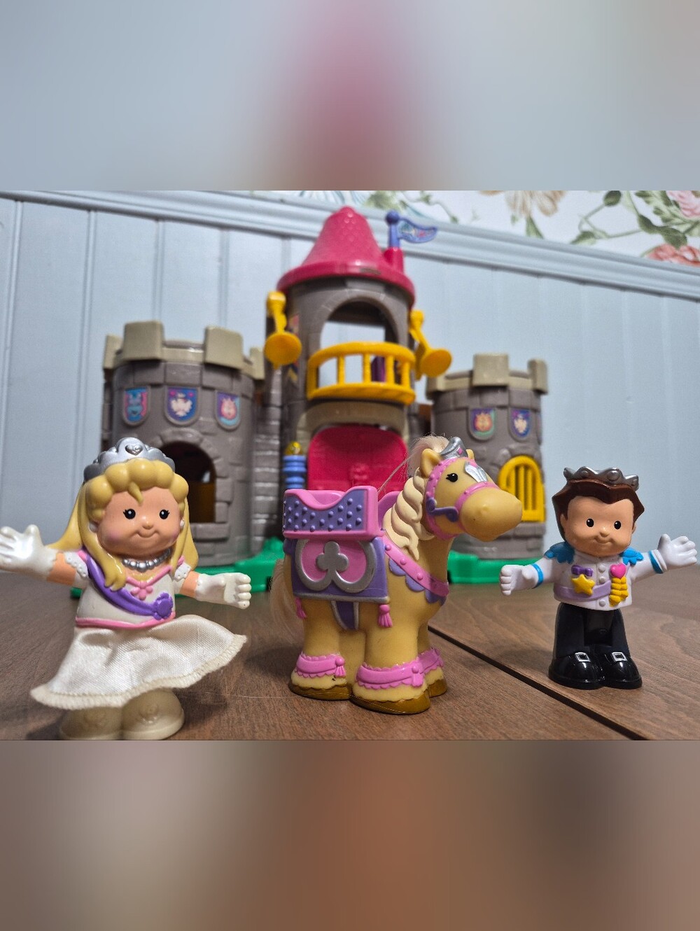 Fisher-Price Little People Lil' Kingdom Castle with Prince, Princess & horse